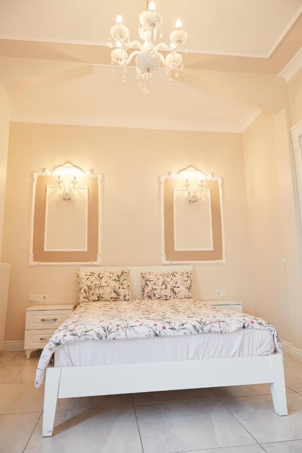 Apartment Great View Of Taksim Square, Luxury Furnished On Main Street Of Taksim, Partial Sea View *